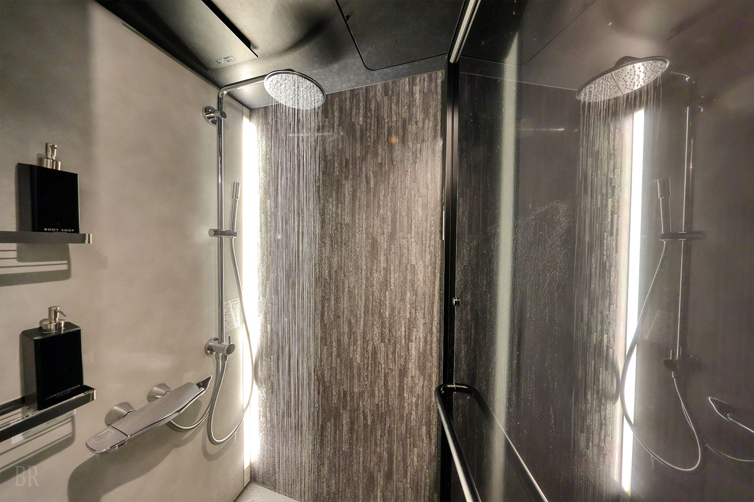 トイレ・シャワーを室内に完備