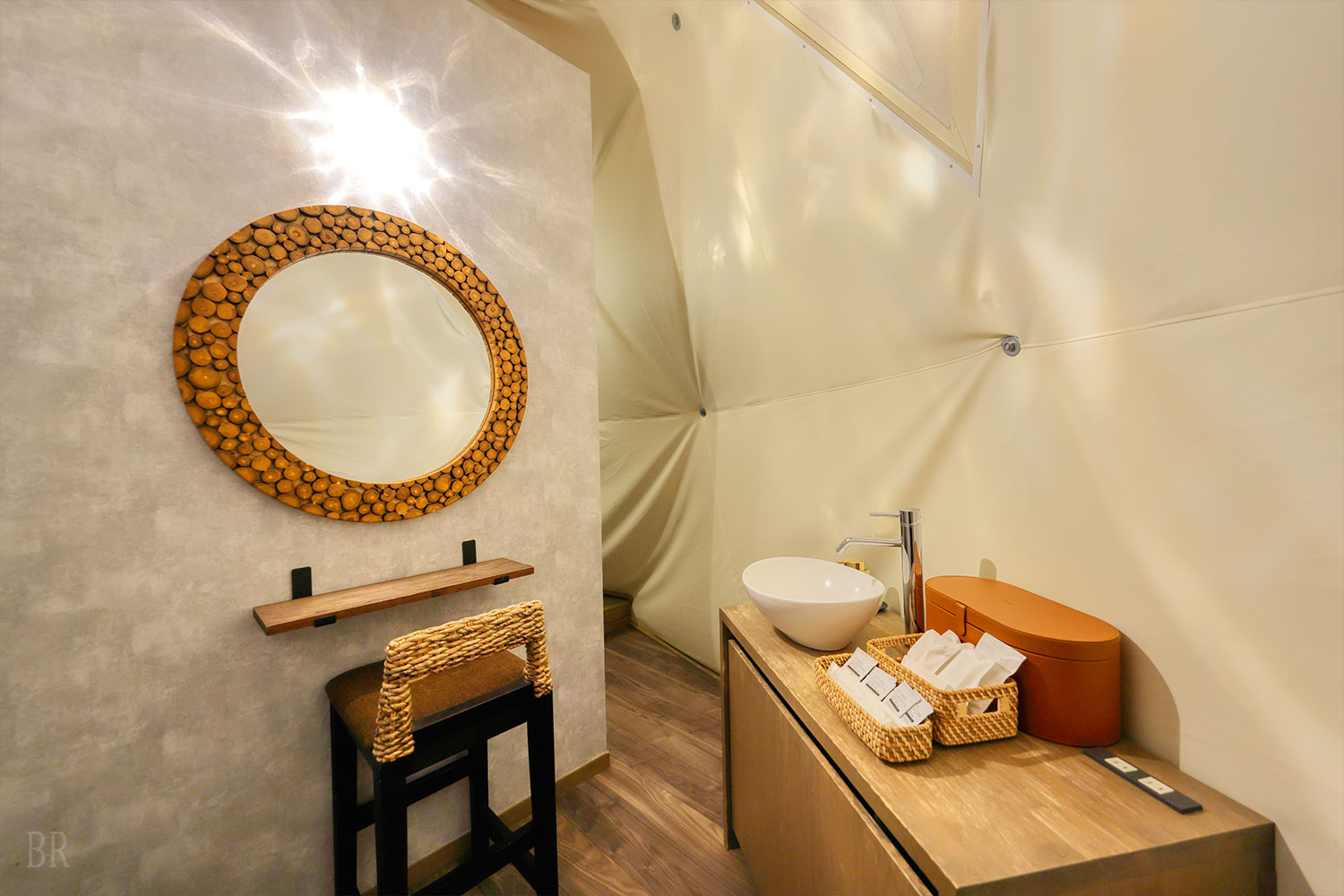 トイレ・シャワーを室内に完備